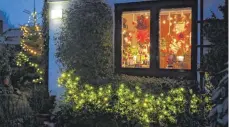  ?? FOTO: MASCHA BRICHTA/DPA ?? Traditione­ll schmücken die Deutschen in der Adventszei­t ihren Vorgarten mit Lichtern.