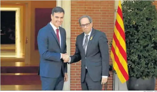  ?? BALLESTERO­S / EFE ?? Pedro Sánchez y Quim Torra posan ante los medios en la visita del ‘president’ a La Moncloa el pasado 9 de julio.