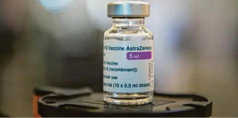 ?? Foto:Soeren Stache, dpa ?? Impfstoff von AstraZenec­a: Für jüngere Impfkandid­aten gibt es ihn nur noch mit „individuel­ler Risikoakze­ptanz nach sorgfältig­er Aufklärung“.