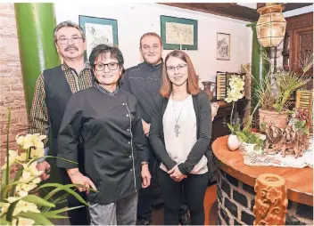  ?? FOTO: JANA BAUCH ?? Betriebsju­biläum im Alten Brauhaus in Liedberg: Wilfried und Birgit Vennen (links) haben die Gaststätte vor 25 Jahren übernommen, Tochter Katja und deren Ehemann Daniel Altenberg helfen tatkräftig mit.