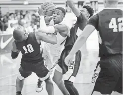  ?? JIM WEBER/THE COMMERCIAL APPEAL ?? Southwind’s Mark Freeman (center) collides with Eric Gray (10) and Cameron Sims from Lausanne during their game Saturday afternoon at the Penny Hardaway Hoopfest in Arlington.