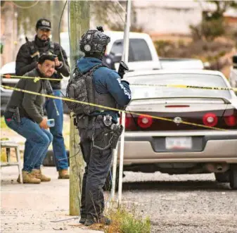  ?? ?? Policías vigilan el lugar donde asesinaron a otro familiar de los Monreal Ávila