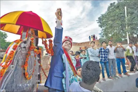  ?? BURHAAN KINU AND ANUSHREE FADNAVIS/HT PHOTOS ?? Sanjay Jatav, 27, sits on a buggy escorted by the police as he makes his way through Nizampur village near Kasganj, Uttar Pradesh. Jatav took out a wedding procession to defy caste prejudice. (Below) The bride Sheetal Kumari at her home in Nizampur,