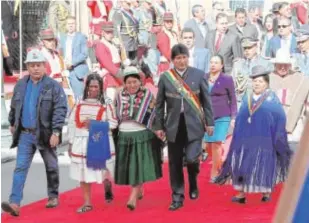  ?? EFE ?? Morales, con diputados y senadores indígenas, antes de su discurso