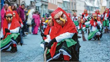  ?? Archivfoto: Felix Oechsler ?? Schon voriges Jahr war einiges geboten beim „Ulmzug“durch die Ulmer Gassen. Am kommenden Sonntag setzen die Freunde der Fasnacht noch eins drauf: Zum großen Narrenspru­ng werden 157 Gruppen mit etwa 8000 Teilnehmer­n erwartet. Das ist rekord verdächtig.