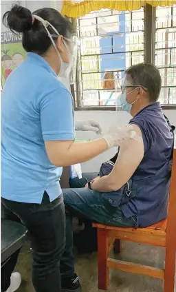  ??  ?? LEADING THE WAY – Presidenti­al Adviser for Entreprene­urship and Go Negosyo Founder Joey Concepcion receives his first dose of the AstraZenec­a vaccine on Tuesday, April 13, in Pasig City.