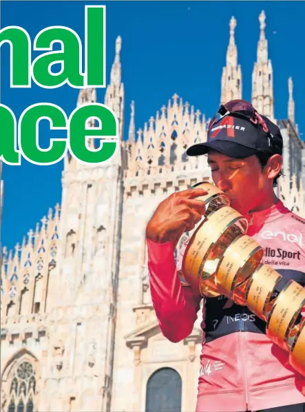  ??  ?? Egan Bernal besa el Trofeo Senza Fine en la Piazza del Duomo de Milán tras ganar su primer Giro.