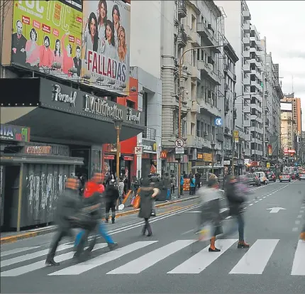  ??  ?? MOVIMIENTO. La medida busca potenciar la actividad de “la avenida que nunca duerme”. Se sumará