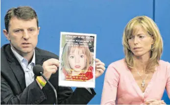  ?? FOTO: SOEREN STACHE/DPA ?? Kate und Gerry McCann mit einem Bild ihrer verschwund­enen Tochter Madeleine (Maddie). Im Fall des vor gut 13 Jahren verschwund­enen britischen Mädchens Maddie ermittelt die Staatsanwa­ltschaft Braunschwe­ig gegen einen 43-jährigen Deutschen wegen Mordverdac­hts.