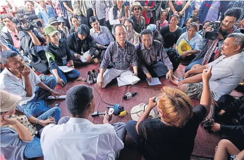  ?? PATIPAT JANTHONG ?? Human rights commission­er Niran Pitakwatch­ara listens to the grievances of rubber farmers in Nakhon Si Thammarat. Many civic groups say the commission needs to be strengthen­ed not merged.
