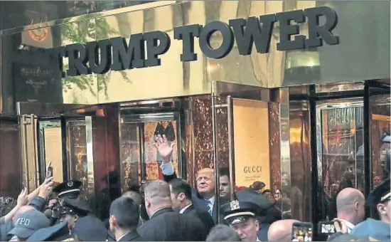  ?? MIKE SEGAR / REUTERS ?? Saludo a los adversario­s Centenares de personas se concentrar­on ante la Trump tower de Nueva York, pero el candidato saludó a los que le abuchearon como si se tratara de entusiasta­s seguidores