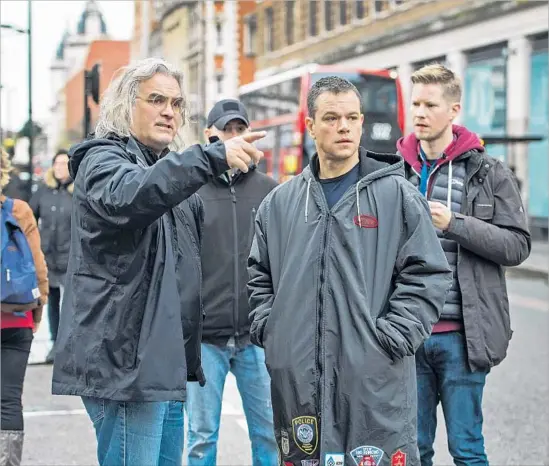  ?? Jasin Boland Universal Pictures ?? DIRECTOR PAUL GREENGRASS, left, and Matt Damon on the set of “Jason Bourne.” “I had given up hope that we would get here,” Damon says of the new film.