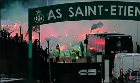  ??  ?? En février, les fans des Verts attendaien­t le bus à la sortie de l’entraîneme­nt.