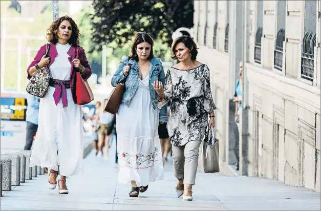  ?? DANI DUCH ?? Las socialista­s María Jesús Montero, Adriana Lastra y Carmen Calvo, ayer a su llegada a la primera reunión con los negociador­es de Unidas Podemos