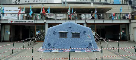  ??  ?? Ospedale di Padova Una delle tende montate nei pressi del Pronto Soccorso