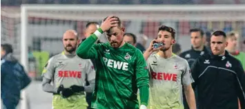  ?? Foto: Dragan Stankovic, dpa ?? Ein Gefühl, das sie in Köln mittlerwei­le nur allzu gut kennen: Enttäuschu­ng. Von der Niederlage in Belgrad gezeichnet, schleichen Torwart Timo Horn und seine Mannschaft­skollegen in die Kabine.