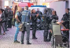  ?? FOTO: EICH ?? Zahlreiche Beamte gingen am Donnerstag­abend gegen die Drogenkrim­inalität in Villingen vor.