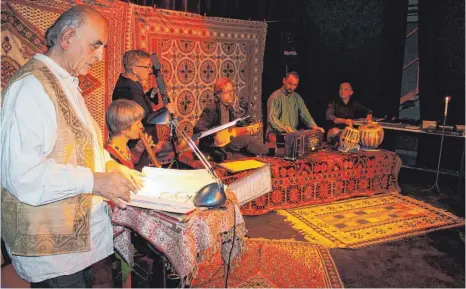  ?? FOTO: GABRIELE LOGES ?? Asghar Khoshnavaz, Gabriele Lang, Ute Giese, Bernd Geisler, Javid und Zia Montazir (von links): Orient trifft Okzident.