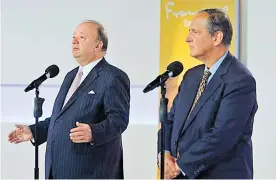  ?? COLPRENSA ?? Luis Carlos Villegas, ministro de Defensa, y Juan Camilo Restrepo, jefe negociador del Gobierno, en la mesa de negociació­n con el Eln en Quito, Ecuador.