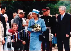  ?? B26whisky1­3 ?? The Queen is all smiles at the opening of the Visitor Centre as distillery founder Hal Currie looks on.