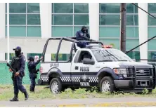  ??  ?? A las 15:30 horas del sábado, agentes de la SSP pidieron a una camioneta detenerse, los ocupantes hicieron caso omiso y se desató una balacera.