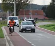  ?? MMD
FOTO ?? In de Eindestraa­t ligt het fietspad niet afgescheid­en van de rijbaan. Daarom krijgt deze straat prioriteit.