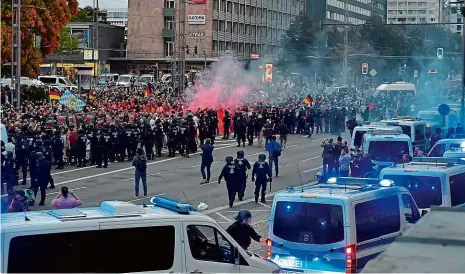  ?? Foto: Reuters ?? Za pravici Na demonstrac­ích, které se konaly po víkendové vraždě 35letého Němce, se sešlo i mnoho pravicovýc­h radikálů.