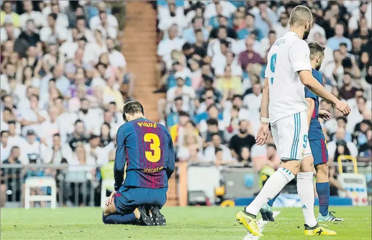  ?? DANI DUCH ?? Gerard Piqué, arrodillad­o sobre el césped del Bernabeu ante la presencia de Benzema