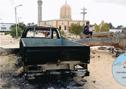  ?? FOTO: DPA ?? Der Tag nach dem Anschlag: Ein ausgebrann­ter Lkw steht vor der Moschee in Bir al Abed.