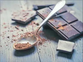  ??  ?? Para obtener los beneficios que se atribuyen al chocolate oscuro, debe ser consumido con moderación