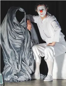  ?? FOTO: SABINE WILLERMANN ?? Pantomime Christoph Gilsbach in einer Szene seines Stücks „Das Leben Eine lebendige Begegnung mit dem Tod“. Am 7. November ist er damit in Bad Wurzach zu sehen.