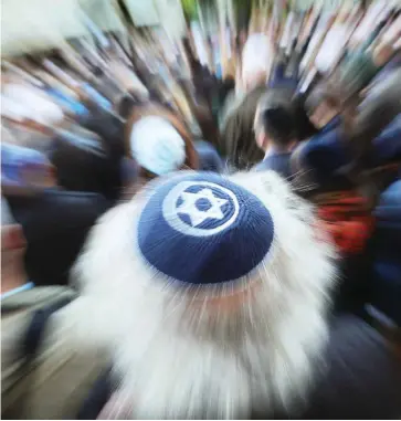  ?? Foto: dpa/Michael Kappeler ?? Jüdinnen und Juden sind in sozialen Netzwerken immer öfter Ziel von Anfeindung­en.