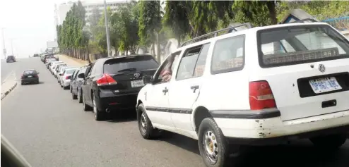  ?? Photo: NAN ?? Motorists queue for petrol near a filling station along Independen­ce Avenue at the Central Business District in Abuja yesterday