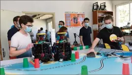  ?? (Photo Laurent Martinat) ?? Petite démonstrat­ion de l’agilité des robots imaginés par les étudiants de l’IUT GEI.