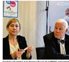  ??  ?? Sandrine Chantelot et le Docteur Rougé de l’ARDOC présentent le nouveau test de dépistage « plus simple et plus efficace ».