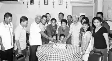  ??  ?? Cutting the cake to celebrate Parent’s Day (from left) are Youth chief Chia Weng Kwong, senior member Dong Chen Kiat, Yong, Tan, chairman of Kapit Kwang Tung associatio­n Kong Sien Hwa, vice women chief Kong Su Fan, adviser Low Ngien Ngien , Liew and Yap.