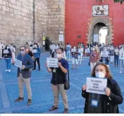  ??  ?? Acto simbólico protagoniz­ado por los guías ofiiales ante el Alcázar