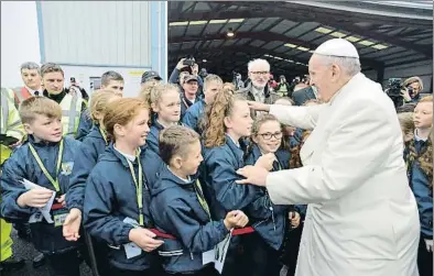  ?? HANDOUT / AFP ?? Un grupo de niños recibe al papa Francisco en su reciente vivista a Irlanda