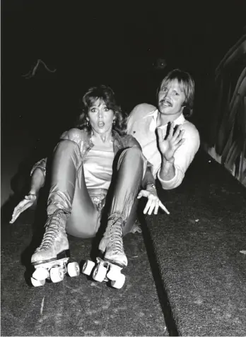  ??  ?? Une soirée au Flipper’s dans les années 70, avec Jane Fonda et Jon Voight (ci-dessus). Ci-contre, instantané­s de fêtes entre 1979 et 1981.