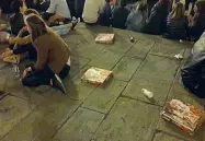  ??  ?? Cartoni di pizza e bicchieri di plastica sul sagrato di Santo Spirito, abbandonat­i dopo un bivacco