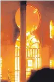  ?? FOTO: AFP ?? Das iranische Konsulat in Basra ist in Flammen aufgegange­n.