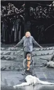  ?? FOTO: RUTH WALZ ?? Parsifal (Jonas Kaufmann, vorn) wird von Gurnemanz (René Pape) ausgeschim­pft, weil er im heiligen Hain einen Schwan abgeschoss­en hat.