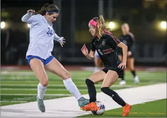  ?? PHOTO BY MICHAEL OWEN BAKER ?? Oaks Christian's Avery Oder, right, tries to get past Santa Margarita's Emma Newman in the CIF-SS Open playoffs.
