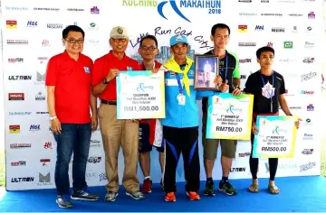  ??  ?? Abdul Wahap (second left) in a group photo with winners of the 42km Men Veteran category; namely Prasoet (third right), Tan (second right) and Joon Kien (right). Also with them are Wong (left) and Liew (third left).