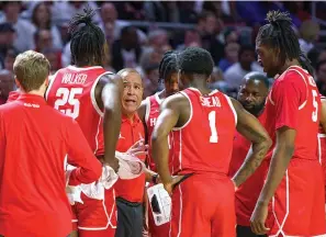  ?? (AP photo/Chris Szagola) ?? Houston head coach Kelvin Sampson, third from left, talks with his team Sunday during a college basketball game against Temple in Philadelph­ia.