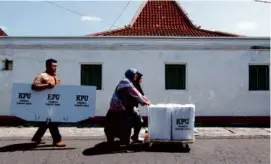  ?? SLAMET RIYADI/ASSOCIATED PRESS ?? Election workers transporte­d ballot boxes ahead of the Valentine’s Day election in Yogyakarta, Indonesia.