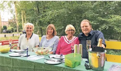  ?? FOTO: AGENTUR SOLISTV ?? Von links: Marlene Holzing, Erika Hübner, Hildegard Bronkhorst und der Sterne- und Fernsehkoc­h Björn Freitag.