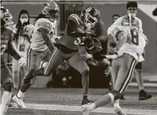  ?? Yi-Chin Lee / Staff photograph­er ?? Marquez Stevenson shows off his playmaking ability with 223 all-purpose yards in UH’s opening victory over Tulane.