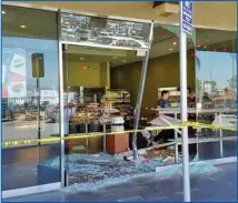  ??  ?? 位於羅蘭岡的華資糕餅­店， 29日遭一輛汽車撞進­店內， 店門被撞得粉碎，所幸無人受傷。（讀者提供）
