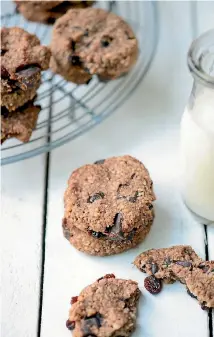  ??  ?? These banana, cashew & chocolate chunk crackers are a sweet treat.